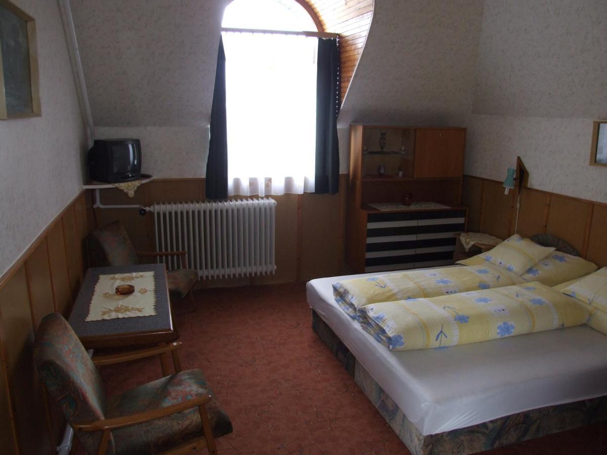 Revesz Vendeghaz Hotel Harkány Стая снимка