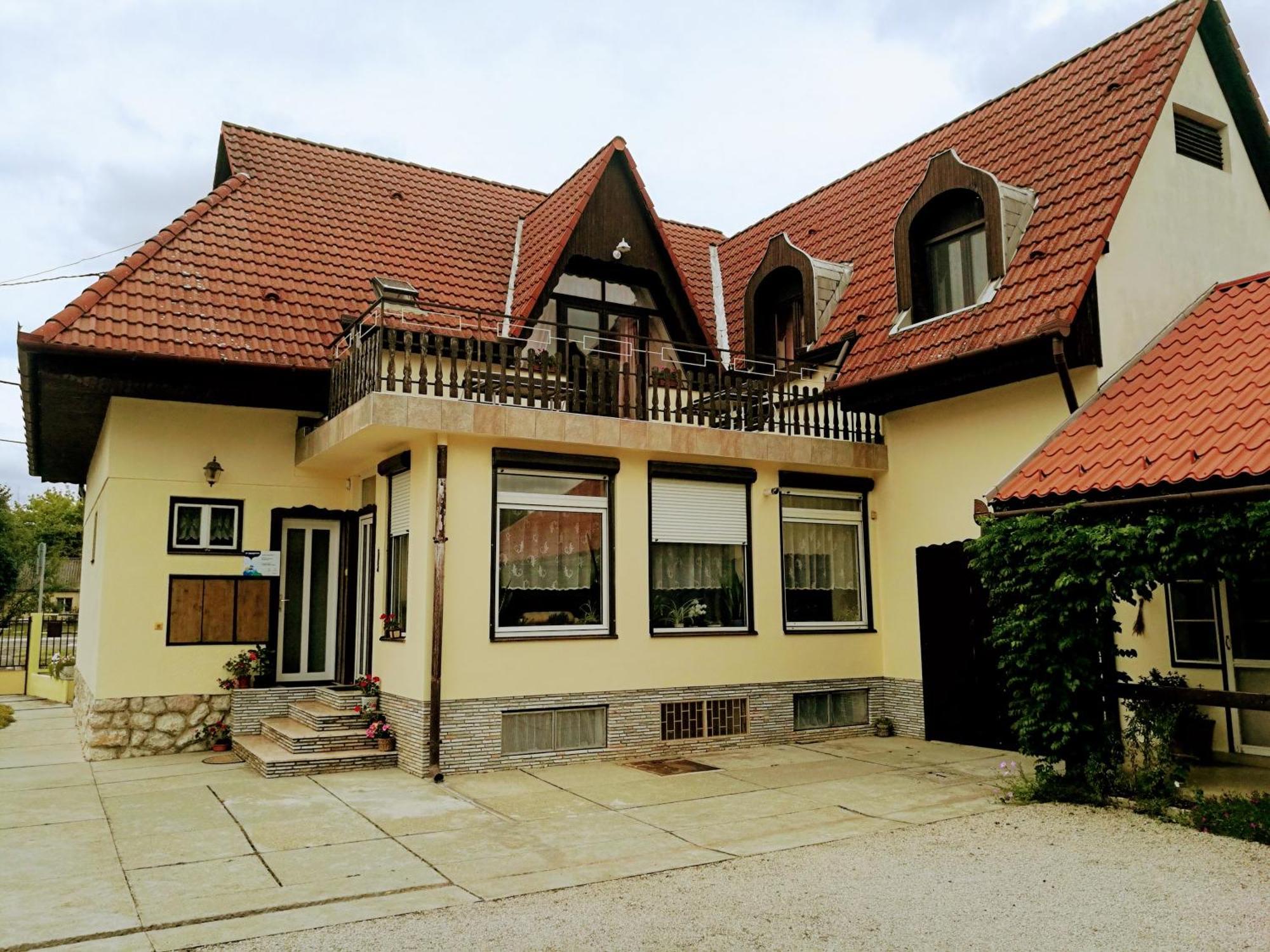 Revesz Vendeghaz Hotel Harkány Екстериор снимка